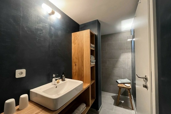 Das Badezimmer  Klein und fein. Waschtisch, WC und eine gro�z�gige begehbare, ebenerdige Dusche. Ausgestattet mit Hand- und Duscht�chern, Seife, Duschgel und Haartrockner.