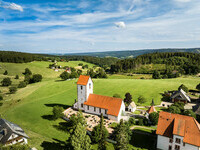 Blick auf die Kirche im Ortsteil Saig in Lenzkirch (Bildnachweis: © Hochschwarzwald Tourismus GmbH) Blick auf die Kirche im Ortsteil Saig in Lenzkirch (Bildnachweis: © Hochschwarzwald Tourismus GmbH)