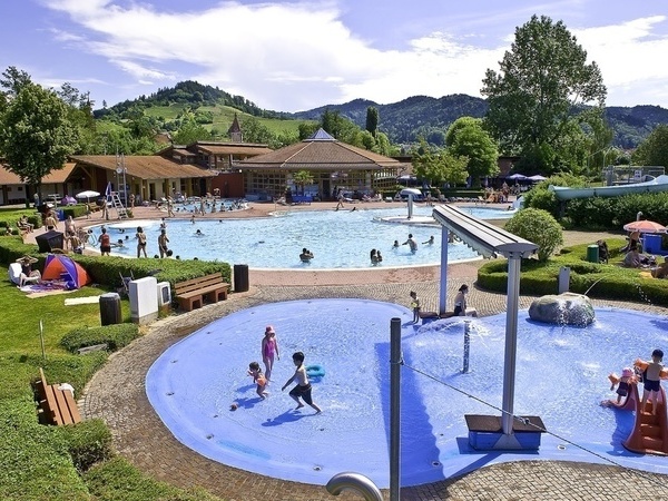 Gengenbach Freizeitbad Erlebnisbecken Bildnachweis: Mit freundlicher Genehmigung der Gengenbach Kultur - und Tourismus GmbH Gengenbach Freizeitbad Erlebnisbecken Bildnachweis: Mit freundlicher Genehmigung der Gengenbach Kultur - und Tourismus GmbH