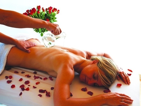 Rosenanwendung im Solemar Bad Dürrheim Copyright: (Mit freundlicher Genehmigung der Stadt Bad Dürrheim) Rosenanwendung im Solemar Bad Dürrheim Copyright: (Mit freundlicher Genehmigung der Stadt Bad Dürrheim)