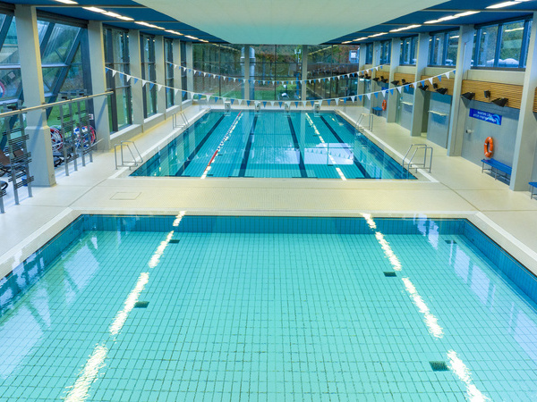 Hallenbad Bühl Bildnachweis: Mit freundlicher Genehmigung der Bühler Sportstätten GmbH / Fotograf: Michael Frank Hallenbad Bühl Bildnachweis: Mit freundlicher Genehmigung der Bühler Sportstätten GmbH / Fotograf: Michael Frank