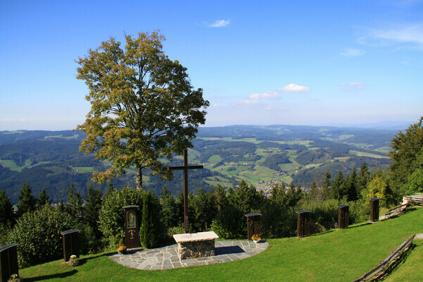 Wallfahrtskirche "unserer Lieben Frau vom Hörnleberg" Bildnachweis: Mit freundlicher Genehmigung von Herrn Pfarrer Bernhard Thum Wallfahrtskirche "unserer Lieben Frau vom Hörnleberg" Bildnachweis: Mit freundlicher Genehmigung von Herrn Pfarrer Bernhard Thum