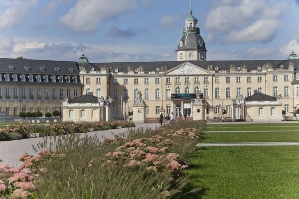 Karlsruher Schloss Bildnachweis: Mit freundlicher Genehmigung der KTG Karlsruhe Tourismus GmbH Karlsruher Schloss Bildnachweis: Mit freundlicher Genehmigung der KTG Karlsruhe Tourismus GmbH